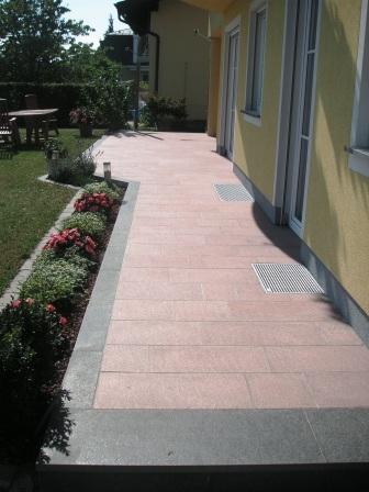 Granit Bahnen Multicolor mit Basalteinfassung